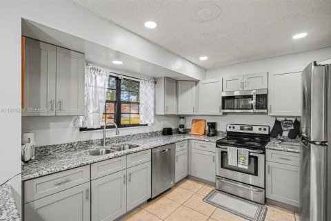 House in Palm Bay, Florida 3 bedrooms № 2043115 - photo 13