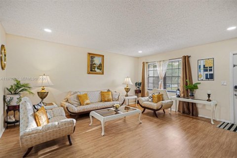 House in Palm Bay, Florida 3 bedrooms № 2043115 - photo 6