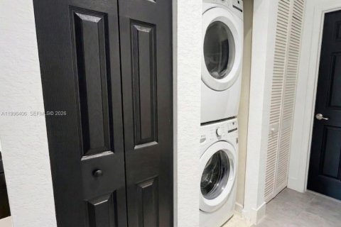 Снять в аренду таунхаус в Хайалиа, Флорида 2 спальни, 132.11м2, № 2058739 - фото 12