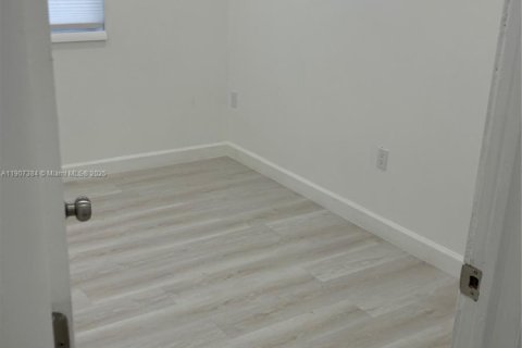 Villa ou maison à louer à North Miami Beach, Floride: 4 chambres, 111.76 m2 № 1965681 - photo 19