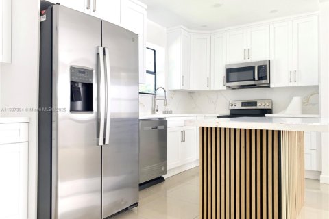 House in North Miami Beach, Florida 4 bedrooms, 111.76 sq.m. № 1965681
