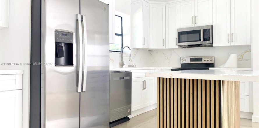 Villa ou maison à North Miami Beach, Floride 4 chambres, 111.76 m2 № 1965681