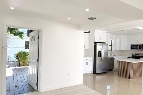 Villa ou maison à louer à North Miami Beach, Floride: 4 chambres, 111.76 m2 № 1965681 - photo 13