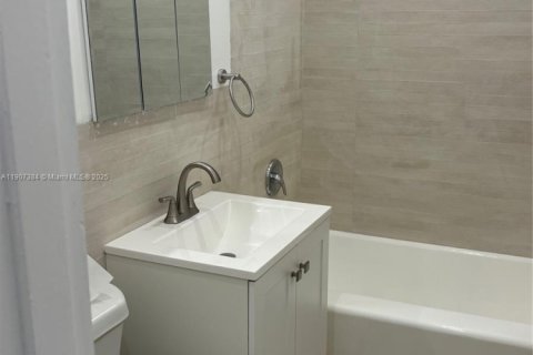 Villa ou maison à louer à North Miami Beach, Floride: 4 chambres, 111.76 m2 № 1965681 - photo 20