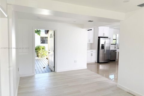 Villa ou maison à louer à North Miami Beach, Floride: 4 chambres, 111.76 m2 № 1965681 - photo 12