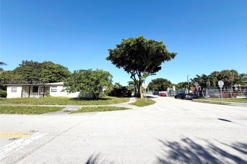 Villa ou maison à louer à North Miami Beach, Floride: 4 chambres, 111.76 m2 № 1965681 - photo 23