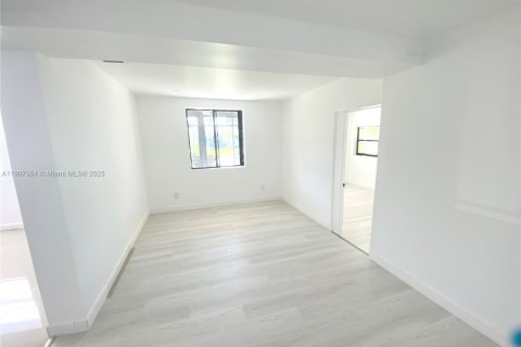 Villa ou maison à louer à North Miami Beach, Floride: 4 chambres, 111.76 m2 № 1965681 - photo 11