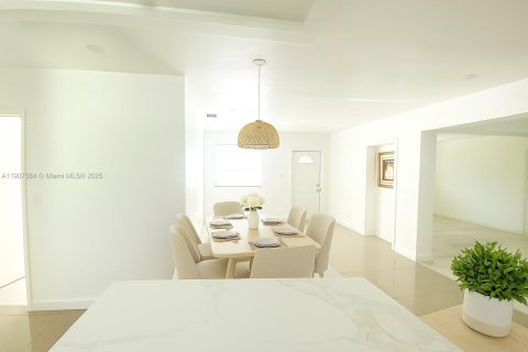 Villa ou maison à louer à North Miami Beach, Floride: 4 chambres, 111.76 m2 № 1965681 - photo 6