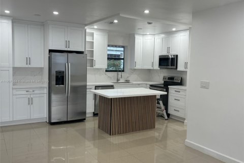 Villa ou maison à louer à North Miami Beach, Floride: 4 chambres, 111.76 m2 № 1965681 - photo 4