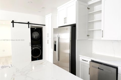 Villa ou maison à louer à North Miami Beach, Floride: 4 chambres, 111.76 m2 № 1965681 - photo 2