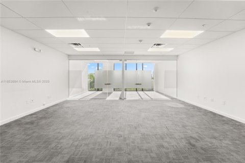 Commercial property in Aventura, Florida № 1958075 - photo 7