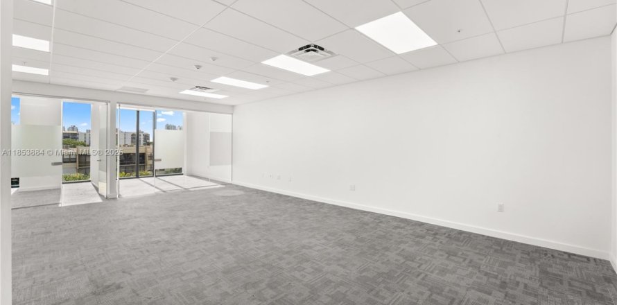 Commercial property in Aventura, Florida № 1958075