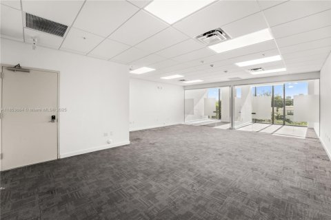 Commercial property in Aventura, Florida № 1958075 - photo 3