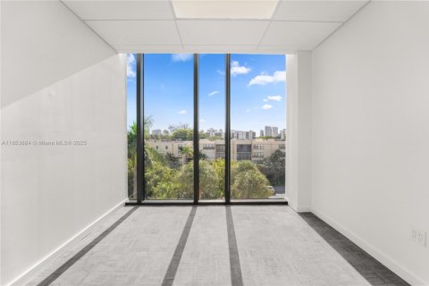 Commercial property in Aventura, Florida № 1958075 - photo 4