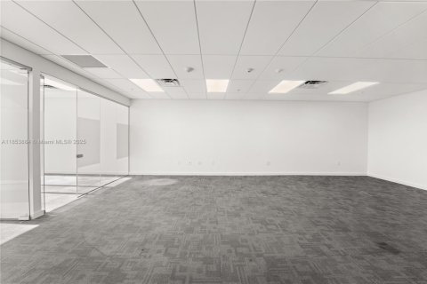 Commercial property in Aventura, Florida № 1958075 - photo 2
