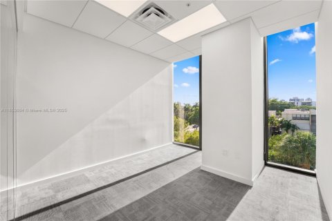 Commercial property in Aventura, Florida № 1958075 - photo 9