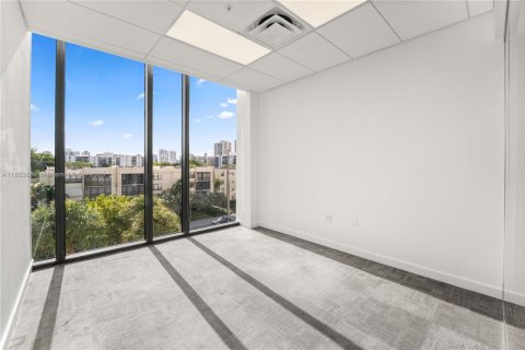 Commercial property in Aventura, Florida № 1958075 - photo 6