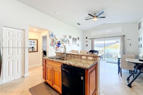 House in Miramar, Florida 4 bedrooms, 137.22 sq.m. № 2004111 - photo 11