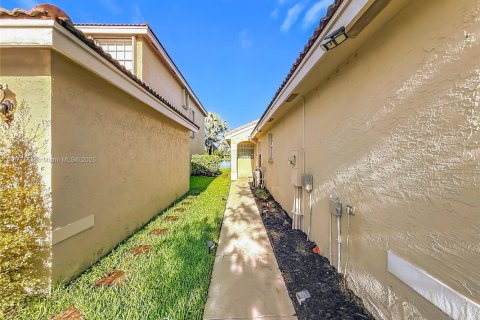 House in Miramar, Florida 4 bedrooms, 137.22 sq.m. № 2004111 - photo 3