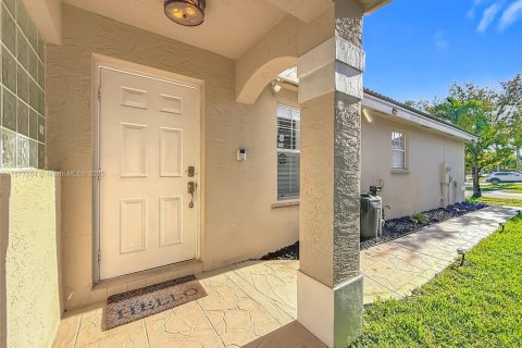 House in Miramar, Florida 4 bedrooms, 137.22 sq.m. № 2004111 - photo 4