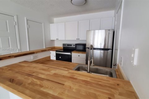 Condo in Pompano Beach, Florida, 1 bedroom  № 2061782 - photo 18