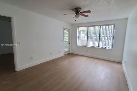 Condo in Pompano Beach, Florida, 1 bedroom  № 2061782 - photo 5