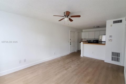 Condo in Pompano Beach, Florida, 1 bedroom  № 2061782 - photo 3