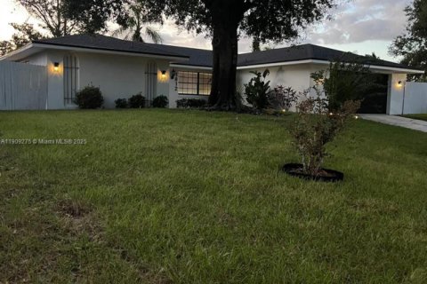 House in Orlando, Florida 4 bedrooms № 1965882 - photo 1