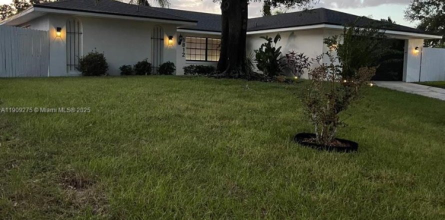 House in Orlando, Florida 4 bedrooms № 1965882