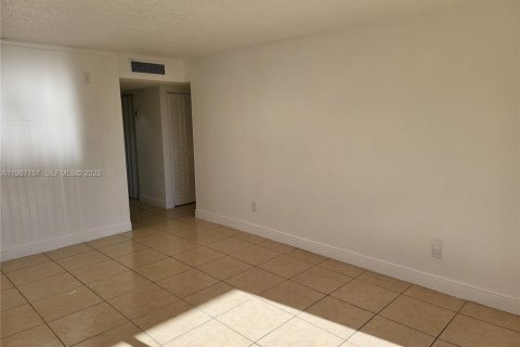 Condo in Miami, Florida, 2 bedrooms  № 2028468 - photo 9