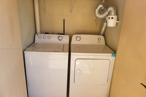 Condo in Miami, Florida, 2 bedrooms  № 2028468 - photo 22