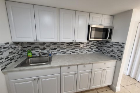 Condo in Miami, Florida, 2 bedrooms  № 2028468 - photo 2