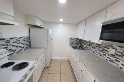 Condo in Miami, Florida, 2 bedrooms  № 2028468 - photo 3