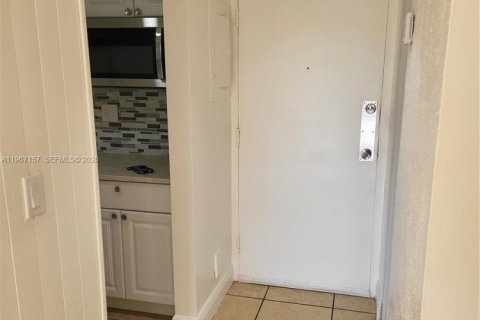 Condo in Miami, Florida, 2 bedrooms  № 2028468 - photo 5