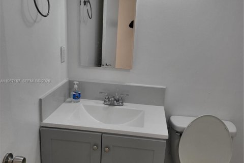Condo in Miami, Florida, 2 bedrooms  № 2028468 - photo 11