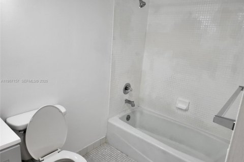 Condo in Miami, Florida, 2 bedrooms  № 2028468 - photo 12
