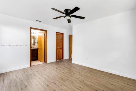 House in Miami, Florida 4 bedrooms, 360 sq.m. № 1977361 - photo 30