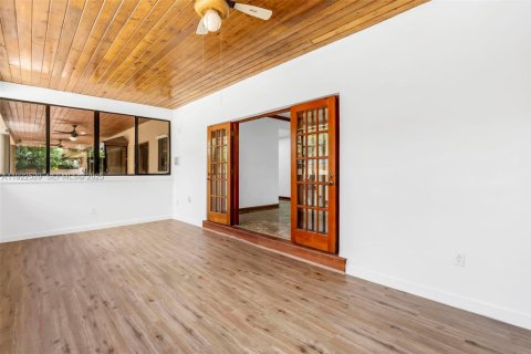 House in Miami, Florida 4 bedrooms, 360 sq.m. № 1977361 - photo 16