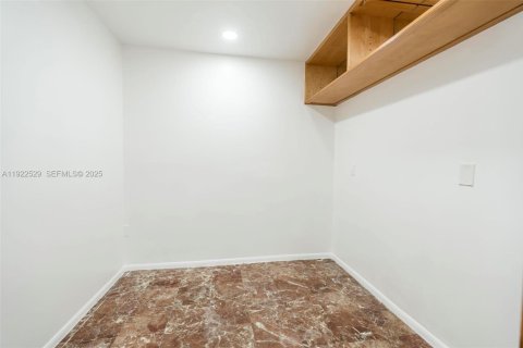 House in Miami, Florida 4 bedrooms, 360 sq.m. № 1977361 - photo 25