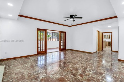 House in Miami, Florida 4 bedrooms, 360 sq.m. № 1977361 - photo 10