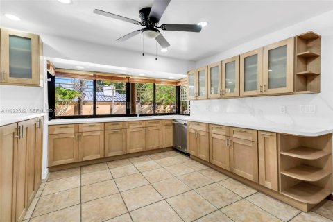 House in Miami, Florida 4 bedrooms, 360 sq.m. № 1977361 - photo 21