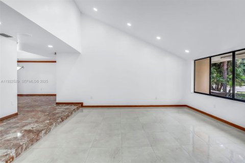 House in Miami, Florida 4 bedrooms, 360 sq.m. № 1977361 - photo 8