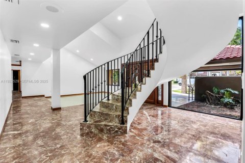 House in Miami, Florida 4 bedrooms, 360 sq.m. № 1977361 - photo 7