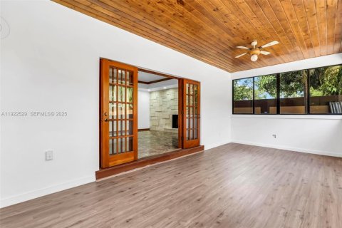 House in Miami, Florida 4 bedrooms, 360 sq.m. № 1977361 - photo 15