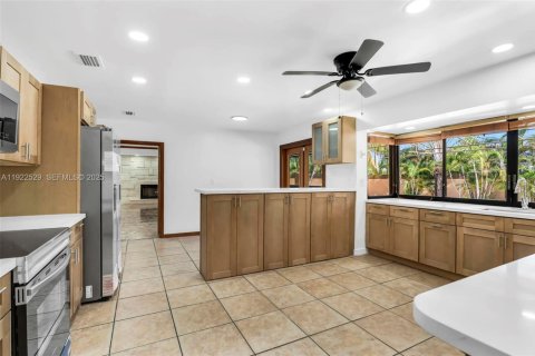 House in Miami, Florida 4 bedrooms, 360 sq.m. № 1977361 - photo 22