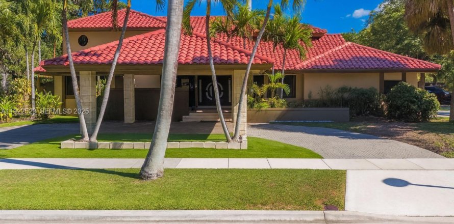 House in Miami, Florida 4 bedrooms, 360 sq.m. № 1977361