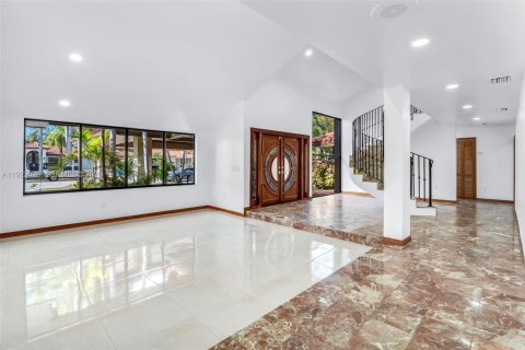 House in Miami, Florida 4 bedrooms, 360 sq.m. № 1977361 - photo 4