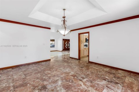 House in Miami, Florida 4 bedrooms, 360 sq.m. № 1977361 - photo 28