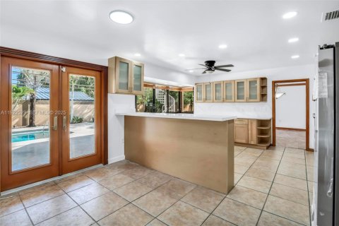 House in Miami, Florida 4 bedrooms, 360 sq.m. № 1977361 - photo 23