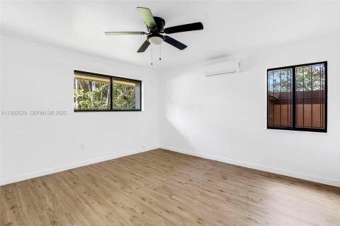 House in Miami, Florida 4 bedrooms, 360 sq.m. № 1977361 - photo 29